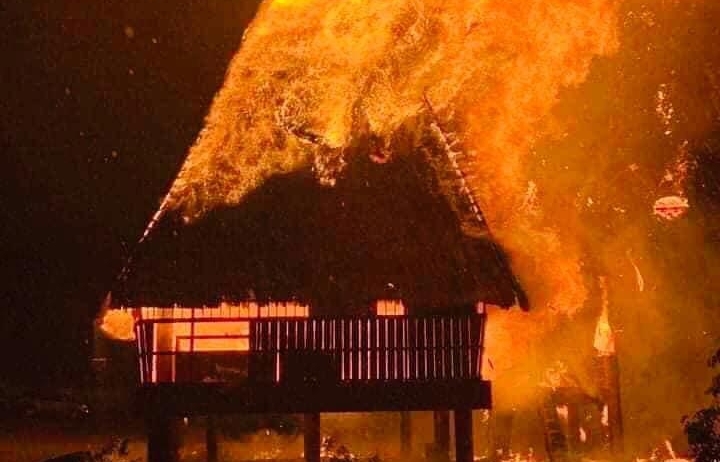 Nhà rông văn hóa ở Kon Tum bị sét đánh cháy ngùn ngụt trong đêm