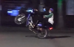 khoi to vu hang chuc quai xe tu tap dua xe quanh ho hoan kiem