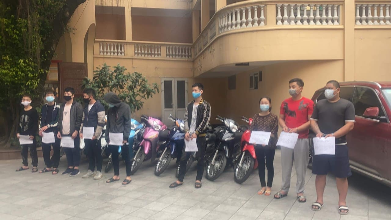 khoi to vu hang chuc quai xe tu tap dua xe quanh ho hoan kiem