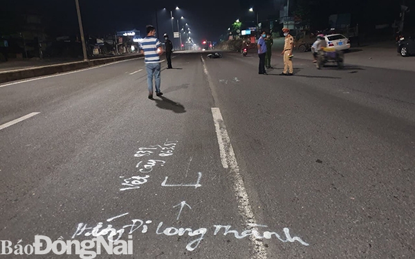 gan 100 thanh nien tu tap dua xe lao vao to cong tac khien 1 chien si cong an bi thuong nang