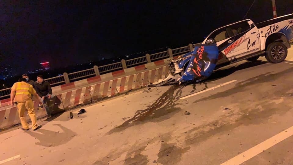 xe ban tai nat bet phan dau sau khi dam vao thanh cau vinh tuy 1 nguoi tu vong tai cho