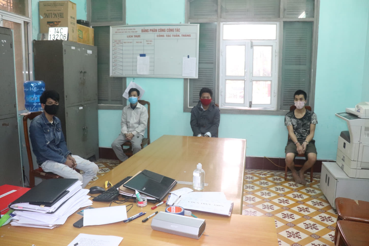 tam giu 4 doi tuong hanh hung can bo kiem dich covid 19 vi bi nhac nho khong deo khau trang