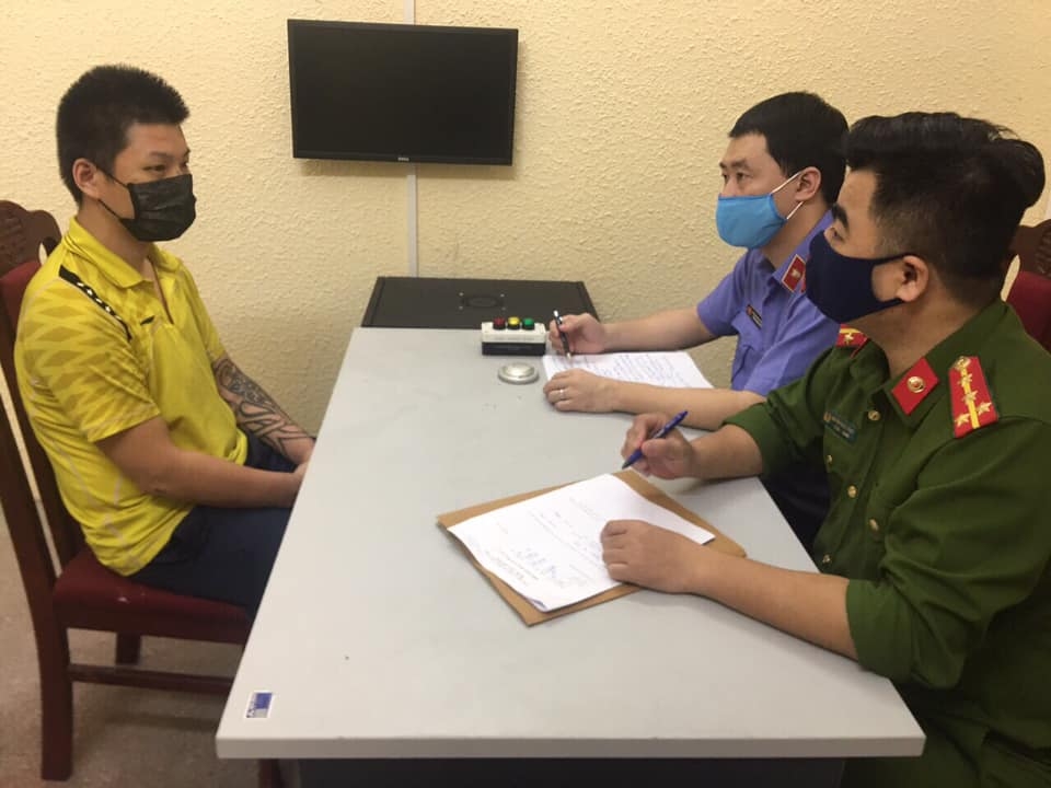 tam giu hinh su doi tuong khong deo khau trang bop co cong an phuong