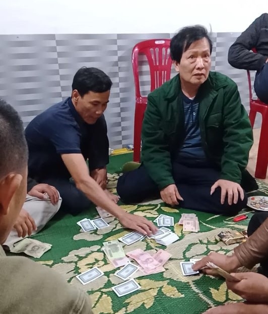 dinh chi chu tich xa tham gia danh bac trong mua dich covid 19