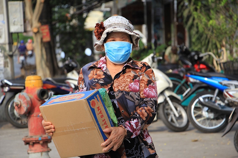 tphcm giam mot nua thu nhap can bo de ho tro nguoi lao dong ngheo trong dich covid 19
