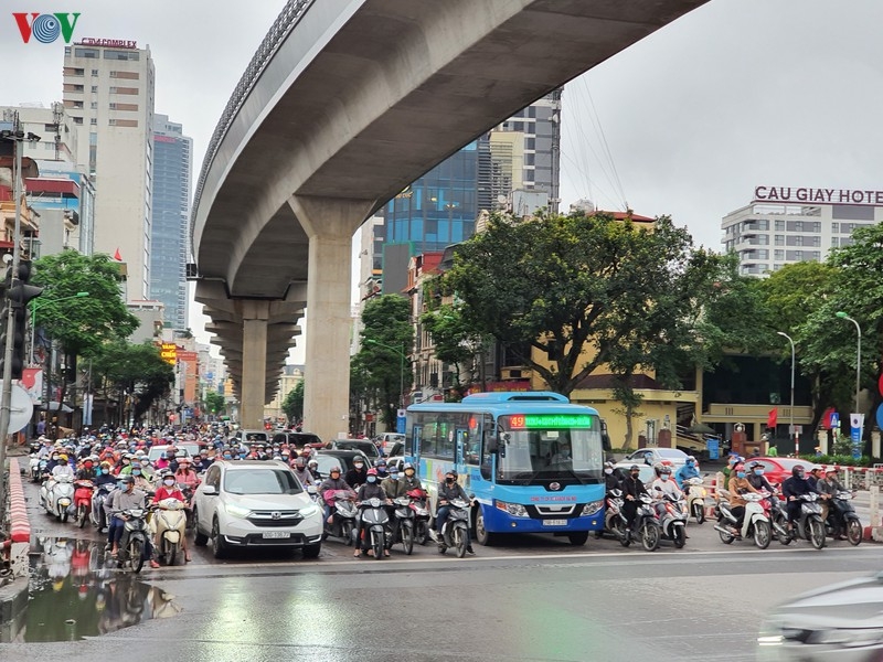 ngay dau noi long gian cach xa hoi pho phuong ha noi dong duc hang quan nhon nhip tro lai