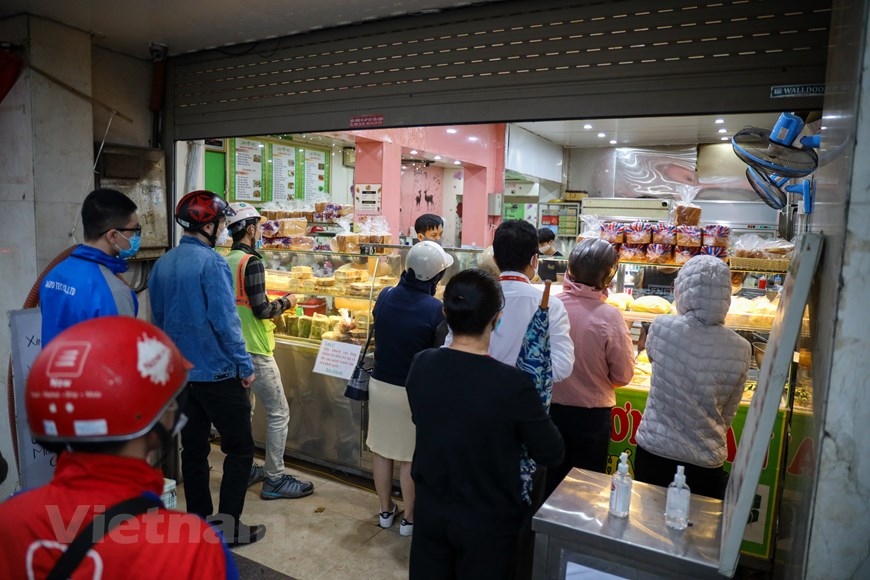 ngay dau noi long gian cach xa hoi pho phuong ha noi dong duc hang quan nhon nhip tro lai