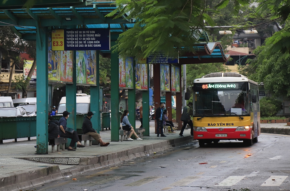 ngay dau noi long gian cach xa hoi pho phuong ha noi dong duc hang quan nhon nhip tro lai