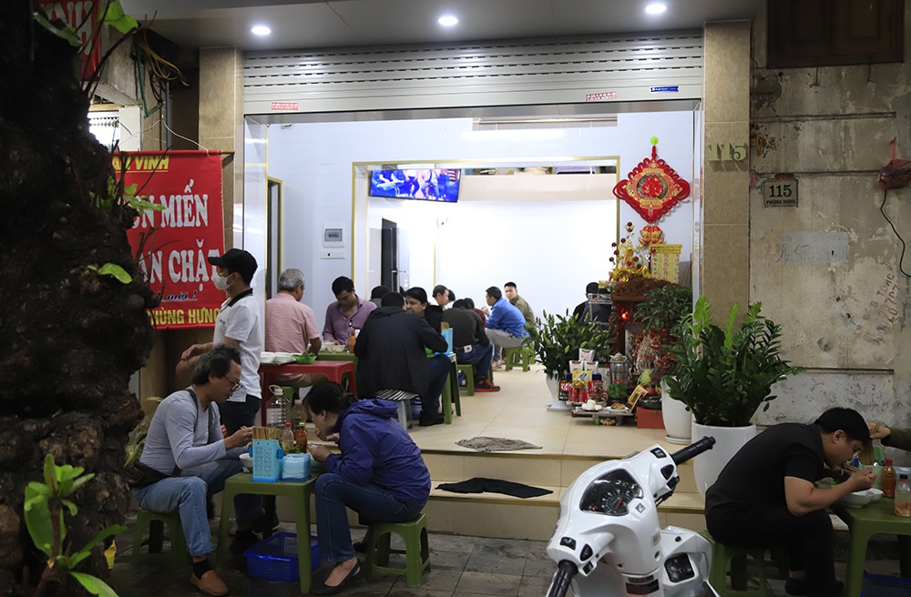 ngay dau noi long gian cach xa hoi pho phuong ha noi dong duc hang quan nhon nhip tro lai