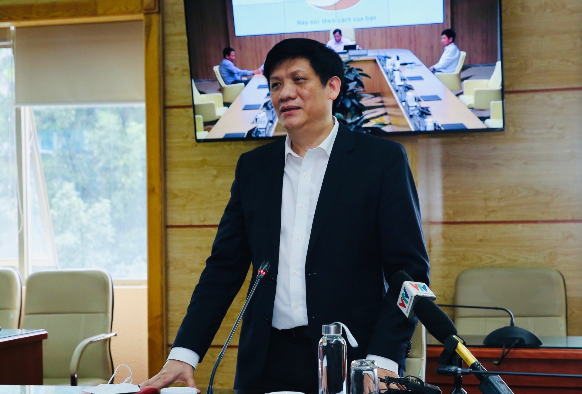 vi sao nguoi mac covid 19 duong tinh tro lai sau khi am tinh