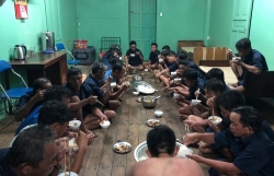 tau ca binh dinh cuu 1 ngu dan philippines troi dat tren bien