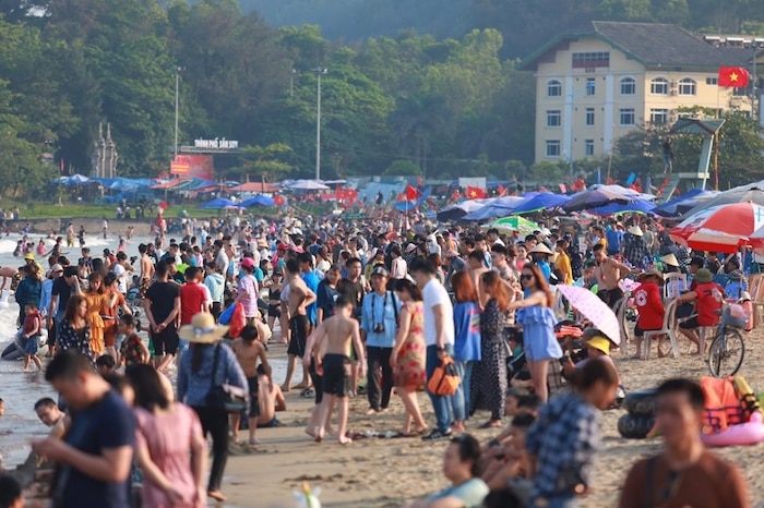 khu vui choi bai bien dong nghit nguoi trong ngay dau nghi le