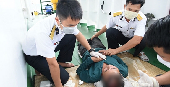 tau 264 vung 2 hai quan cap cuu ngu dan bi thuong tich tren bien