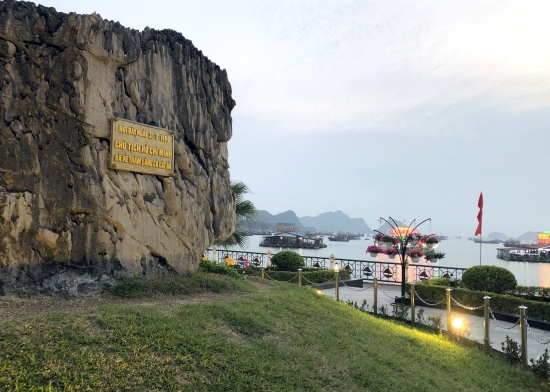 cat ba quan dao dep bi an voi nhieu truyen thong lich su
