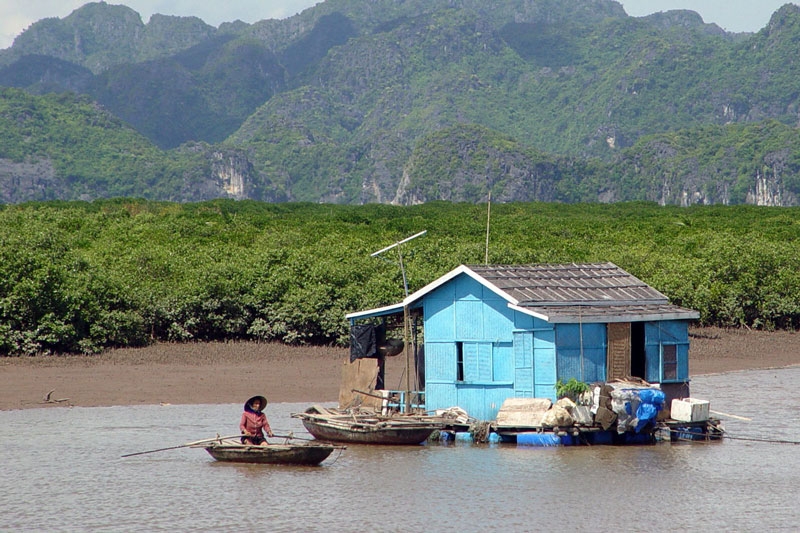 cat ba quan dao dep bi an voi nhieu truyen thong lich su