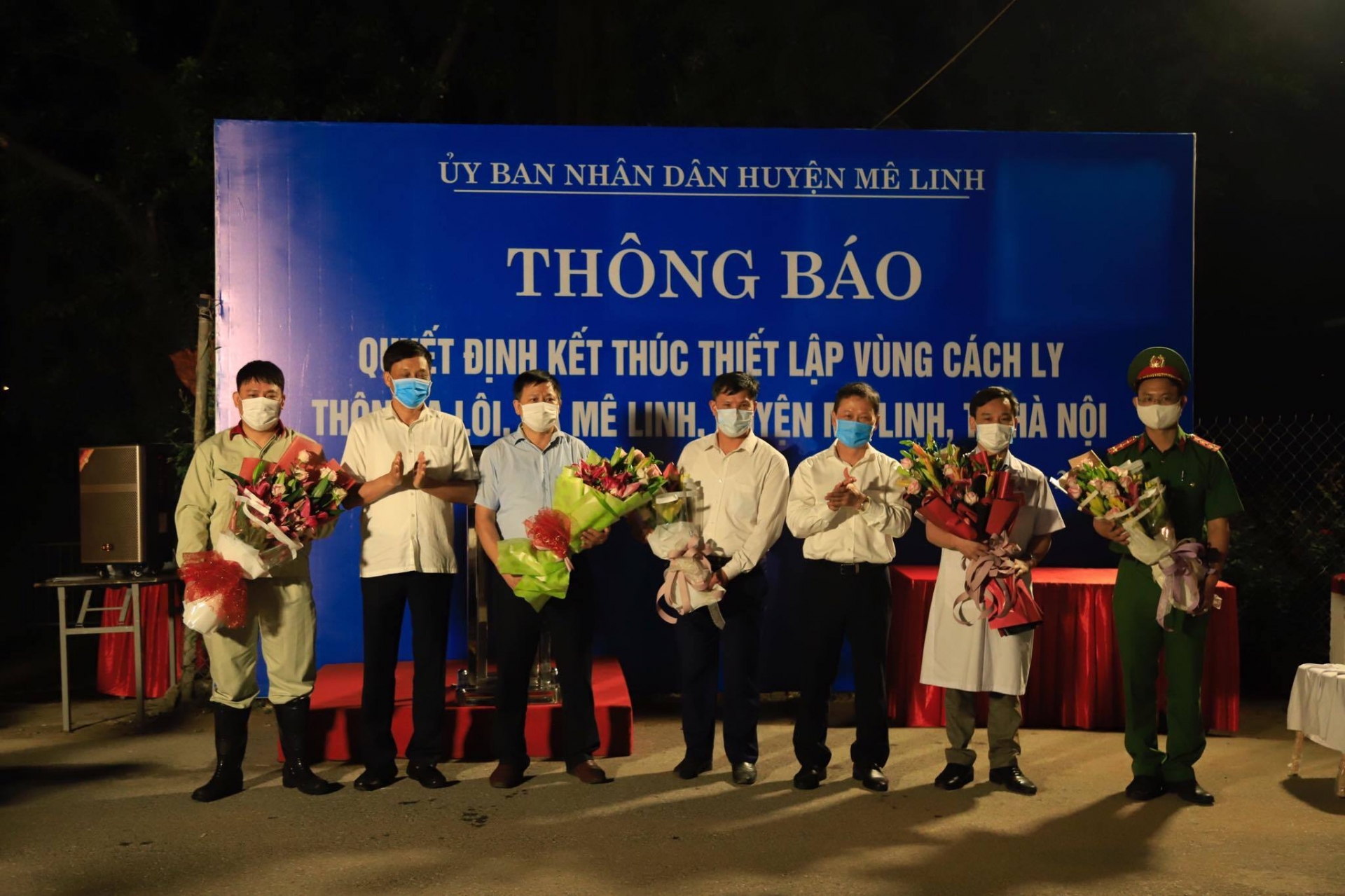 Kết thúc cách ly, người dân Hạ Lôi chở hoa đi bán ngay trong đêm ket thuc cach ly nguoi dan ha loi cho hoa di ban ngay trong dem