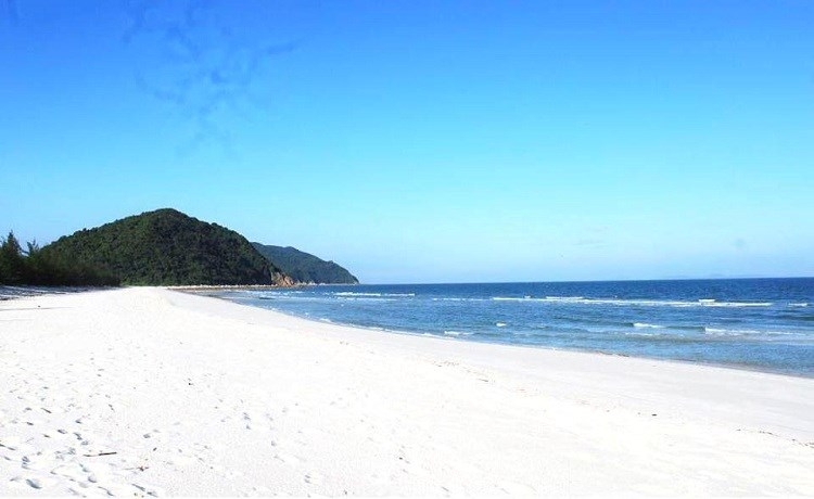dao quan lan me hoac du khach voi nuoc bien trong xanh bo cat trang min trai dai