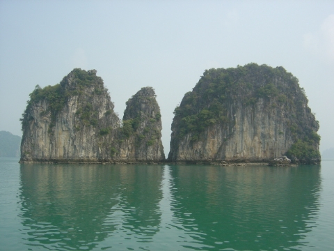 dao quan lan me hoac du khach voi nuoc bien trong xanh bo cat trang min trai dai