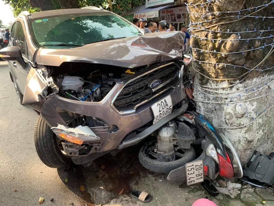 thai nguyen kinh hoang o to mat lai hat tung 2 nguoi di xe may len via he