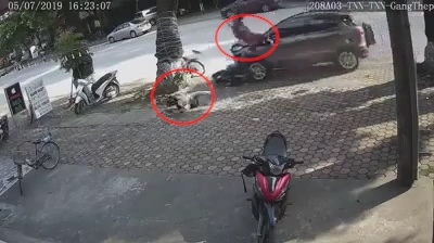 thai nguyen kinh hoang o to mat lai hat tung 2 nguoi di xe may len via he