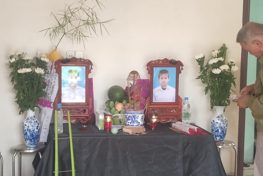 vu 3 anh em duoi nuoc thuong tam o song kinh thay 2 vo chong hiem muon mai moi sinh duoc cau con trai