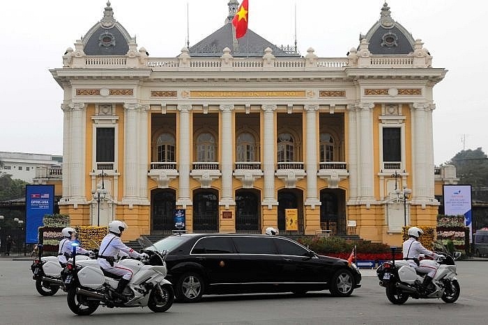 phai qua 6 quoc gia 2 chiec mercedes benz boc thep moi toi tay ong kim jong un