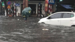 Hà Nội lại ngập mênh mông sau trận mưa lớn