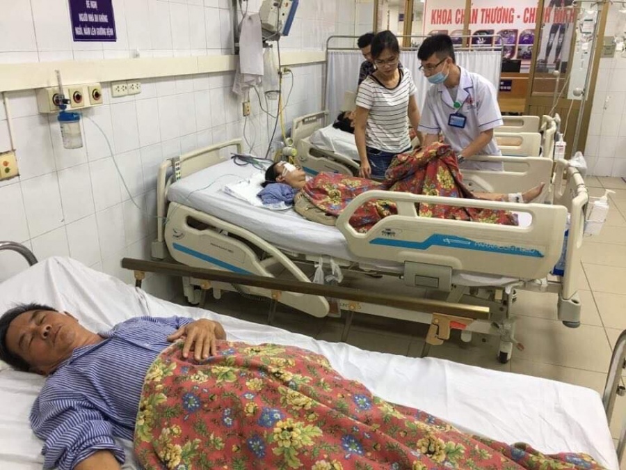 danh tinh 5 nan nhan thuong vong vu xe khach tong hang hoat xe may o cau bai chay