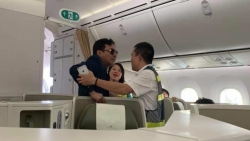 Sàm sỡ, vỡ túi ngực, thức ăn có dòi... náo động hãng bay