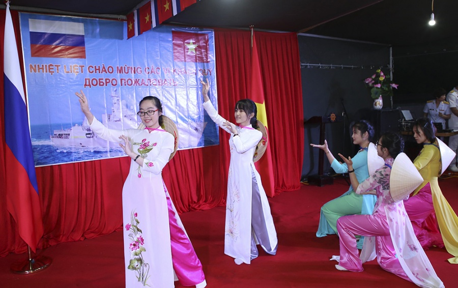 cac don vi tham gia duyet binh tau tai vladivostock giao huu the thao