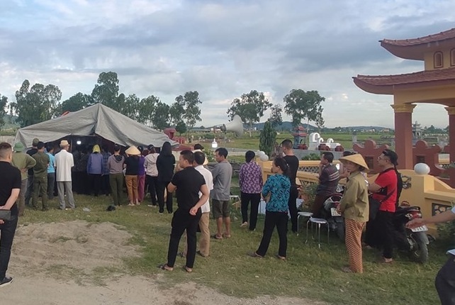 me chau viet cuong bi tau hoa tong khi nhat ve chai danh dum tien len tham con trai o tu
