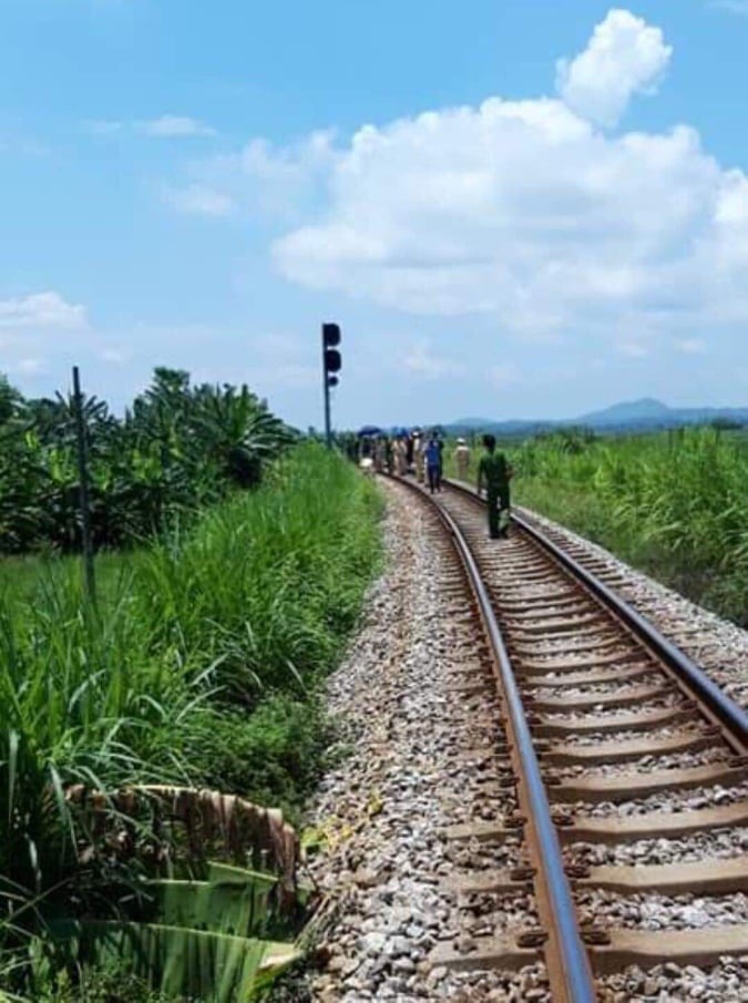 lai tau bat ngo roi xuong dat tu vong khi tau vua chay qua ga o phu tho