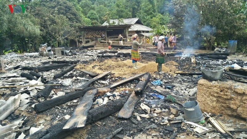 nguoi lon di vang tre o nha nghich lua lam chay nha