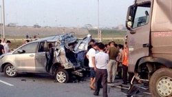 sa thai tai xe xe khach hai phong vua lai xe vua xem dien thoai tren cao toc