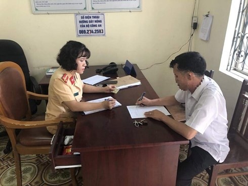 sa thai tai xe xe khach hai phong vua lai xe vua xem dien thoai tren cao toc