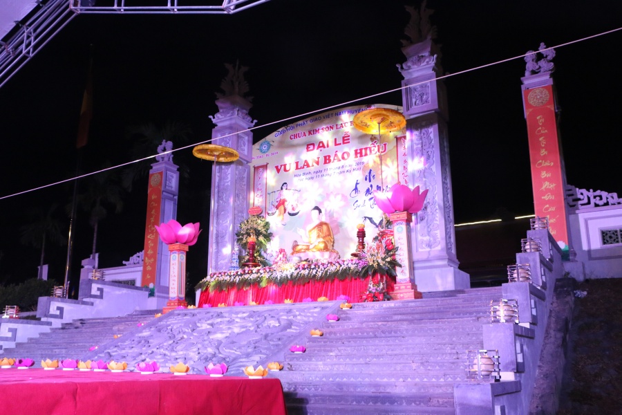 vu lan bao hieu xuc dong voi nghi le bong hong cai ao