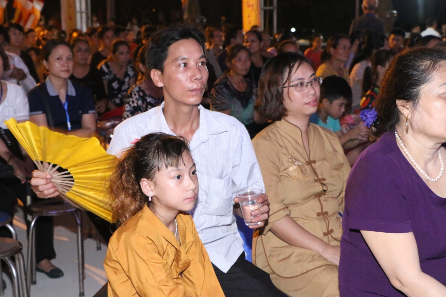 vu lan bao hieu xuc dong voi nghi le bong hong cai ao