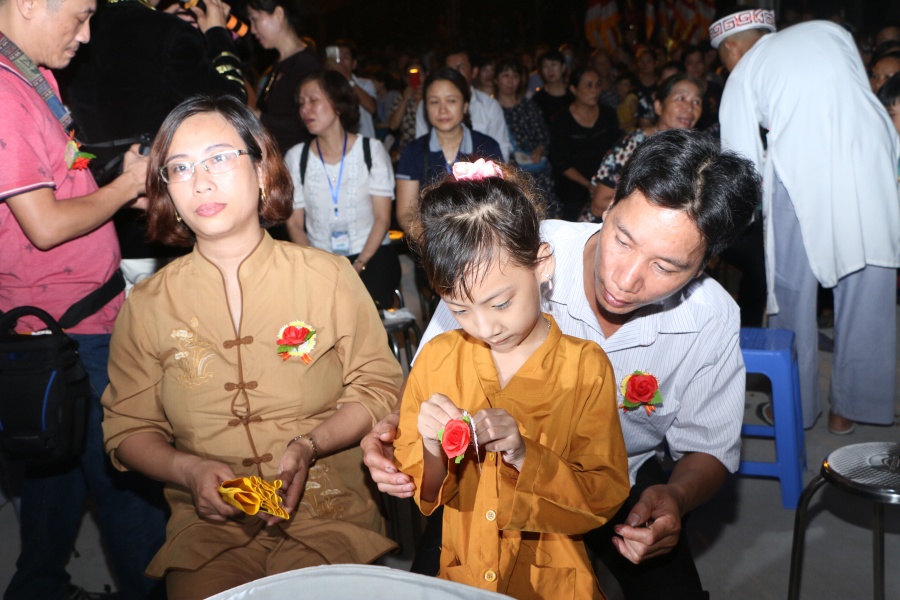vu lan bao hieu xuc dong voi nghi le bong hong cai ao