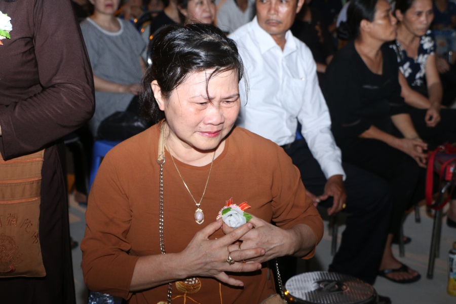 vu lan bao hieu xuc dong voi nghi le bong hong cai ao