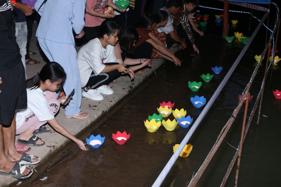 vu lan bao hieu xuc dong voi nghi le bong hong cai ao
