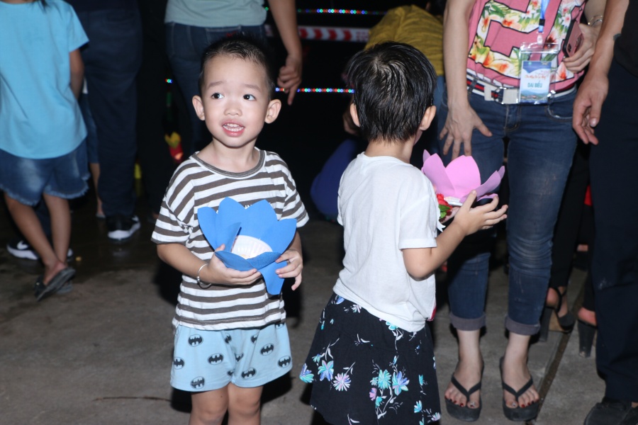 vu lan bao hieu xuc dong voi nghi le bong hong cai ao