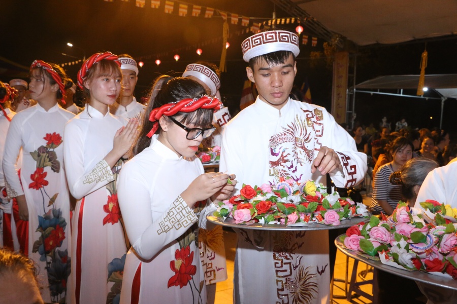 vu lan bao hieu xuc dong voi nghi le bong hong cai ao