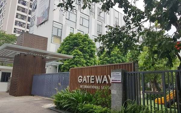 vu hoc sinh truong gateway tu vong cong an dang giu chiec ao mau do