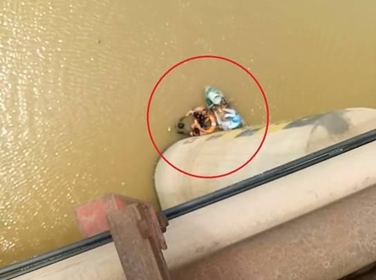 Bỏ con 6 tháng tuổi trên cầu, nữ giáo viên nhảy xuống sông tự tử bo con 6 thang tuoi tren cau nu giao vien nhay xuong song tu tu