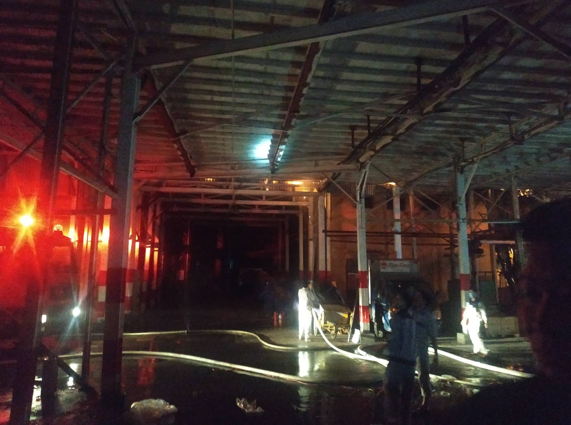dang chay du doi tai cong ty phich nuoc rang dong