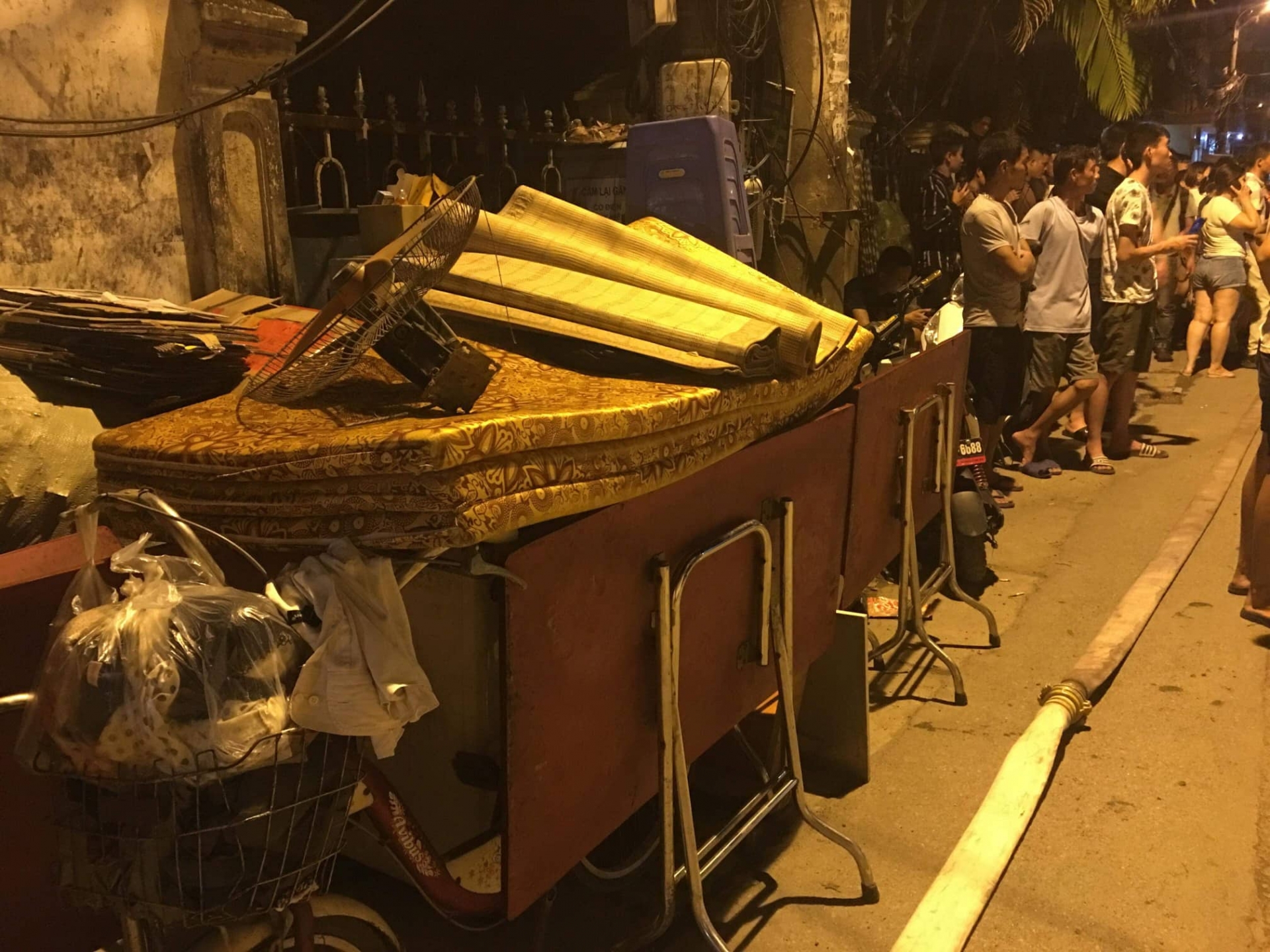 chay cong ty nuoc rang dong nguoi dan hoang loan di doi do dac trong dem