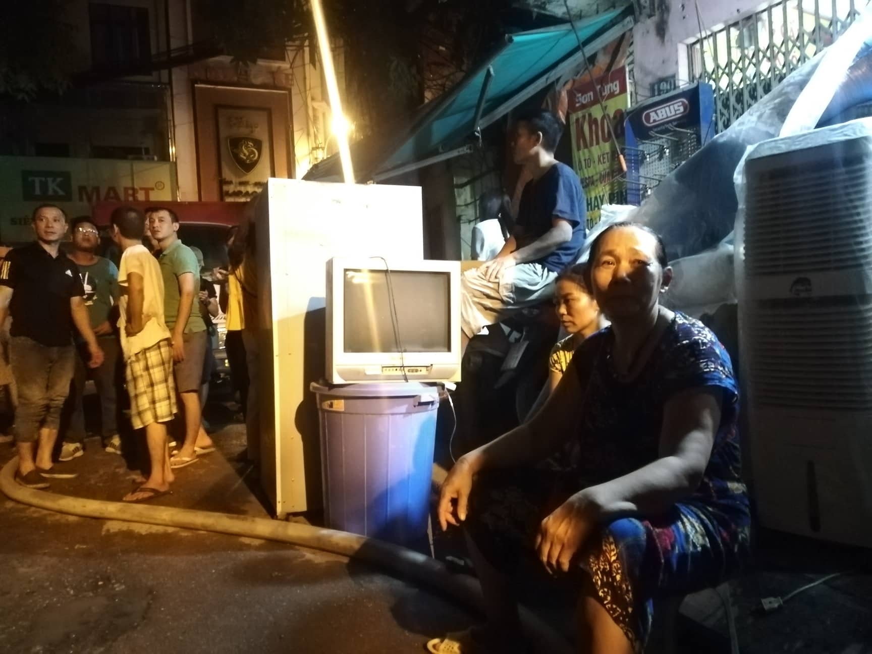 chay cong ty nuoc rang dong nguoi dan hoang loan di doi do dac trong dem