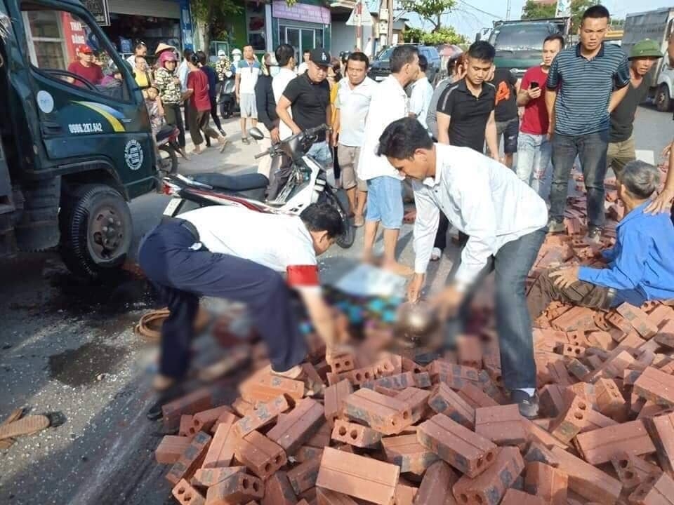 xe tai cho gach lat de xe may hai vo chong thuong vong
