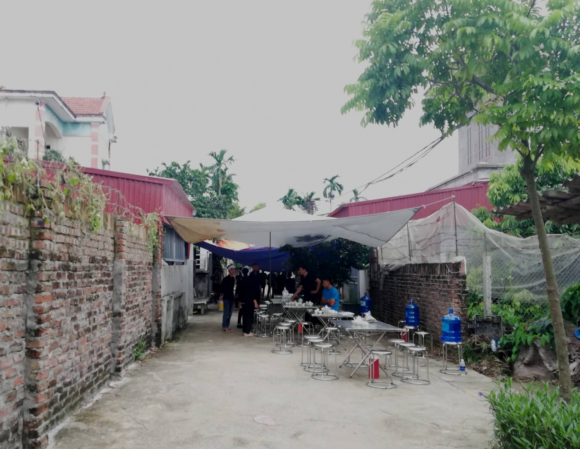 vu an mang o dan phuong ha noi be gai hon 1 thang tuoi ngu trong phong may man thoat chet
