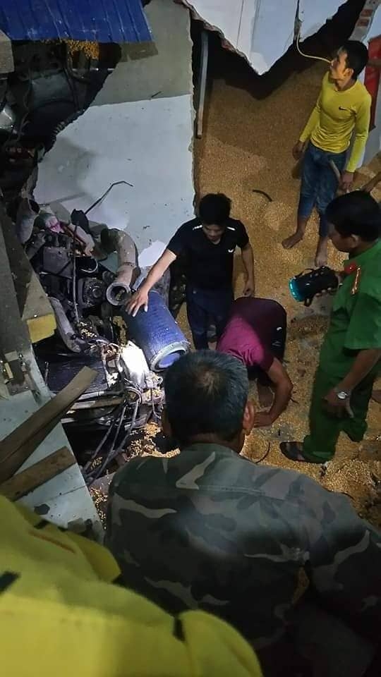 xe dau keo lao vao nha dan vo chong mat mang ngay tren giuong ngu